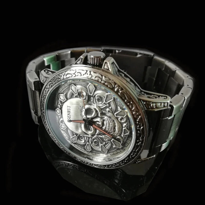 Unisex klocka med dödskalleansikte i lyxig stil, rund boett och metallarmband.