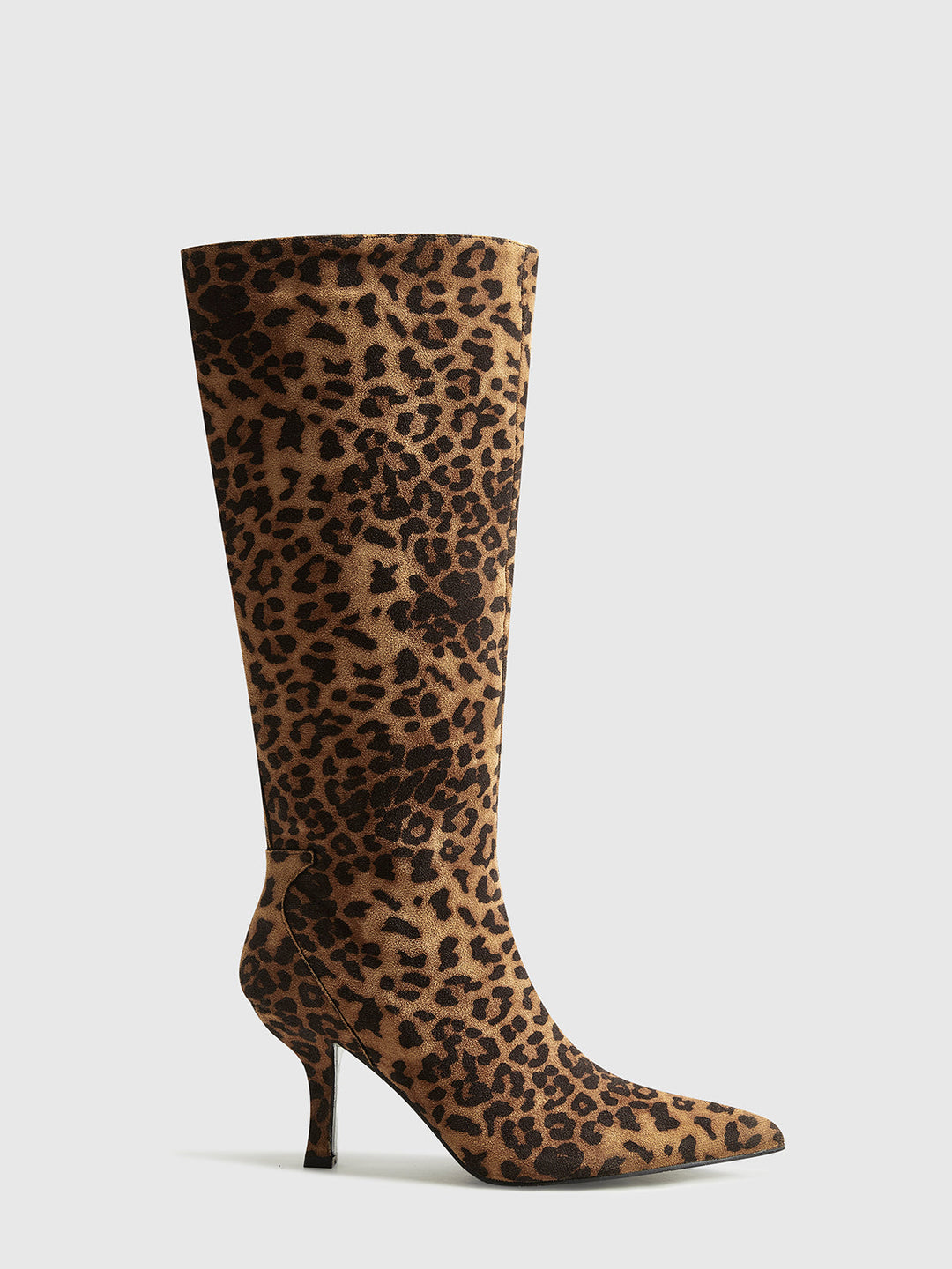 "Knähöga stövlar med leopardmönster, spetsig tå och elegant siluett för kvinnor, perfekt för djärv mode."