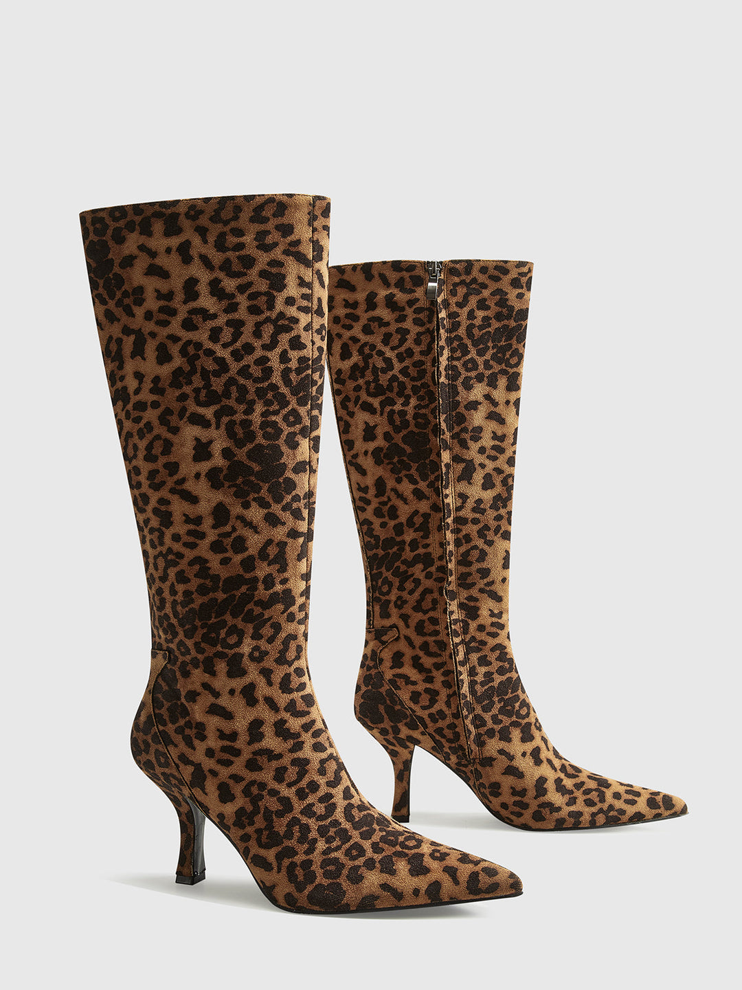 "Knähöga stövlar med leopardmönster, spetsig tå och elegant siluett för kvinnor, perfekt för djärv mode."