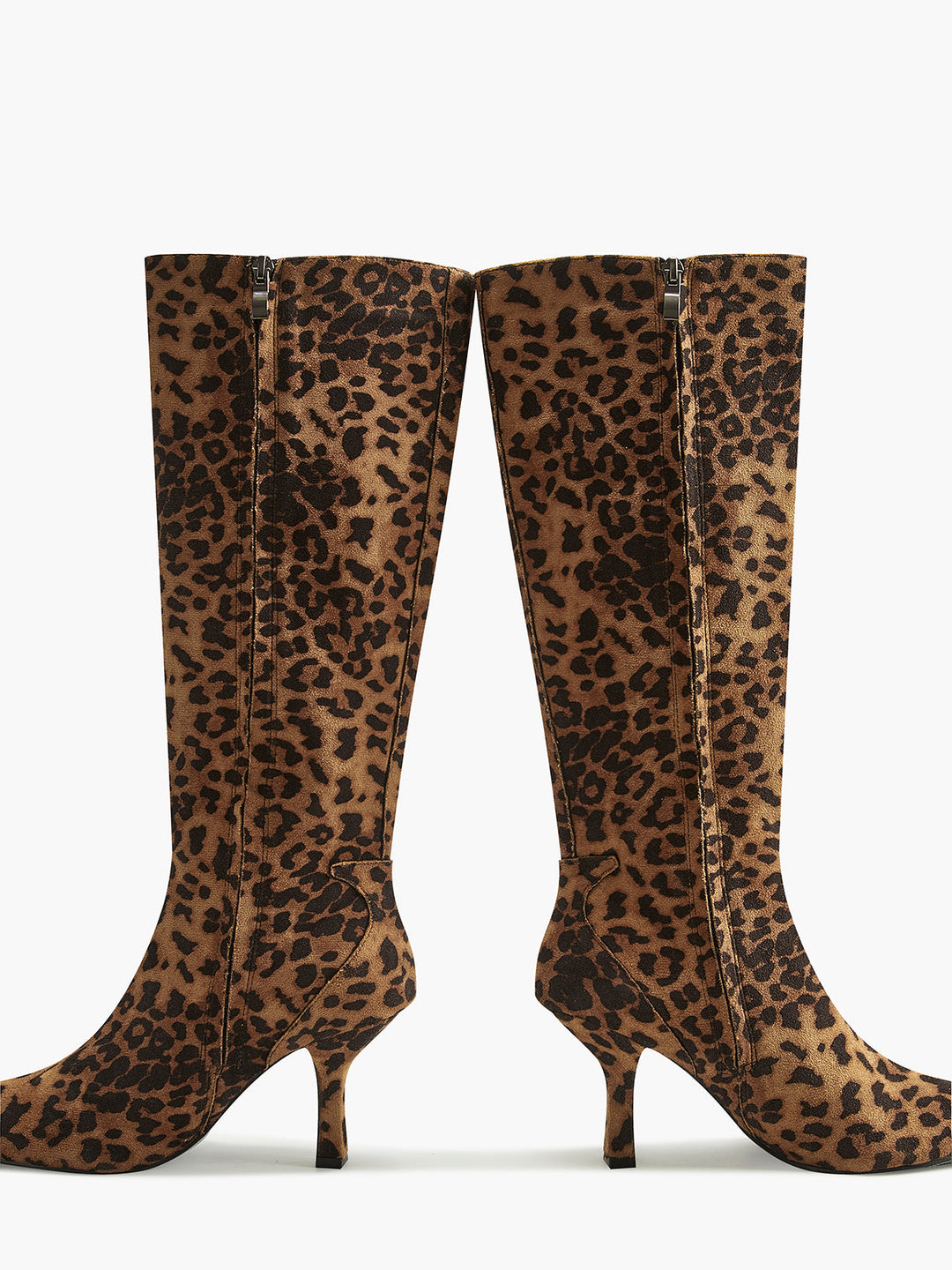 "Knähöga stövlar med leopardmönster, spetsig tå och elegant siluett för kvinnor, perfekt för djärv mode."