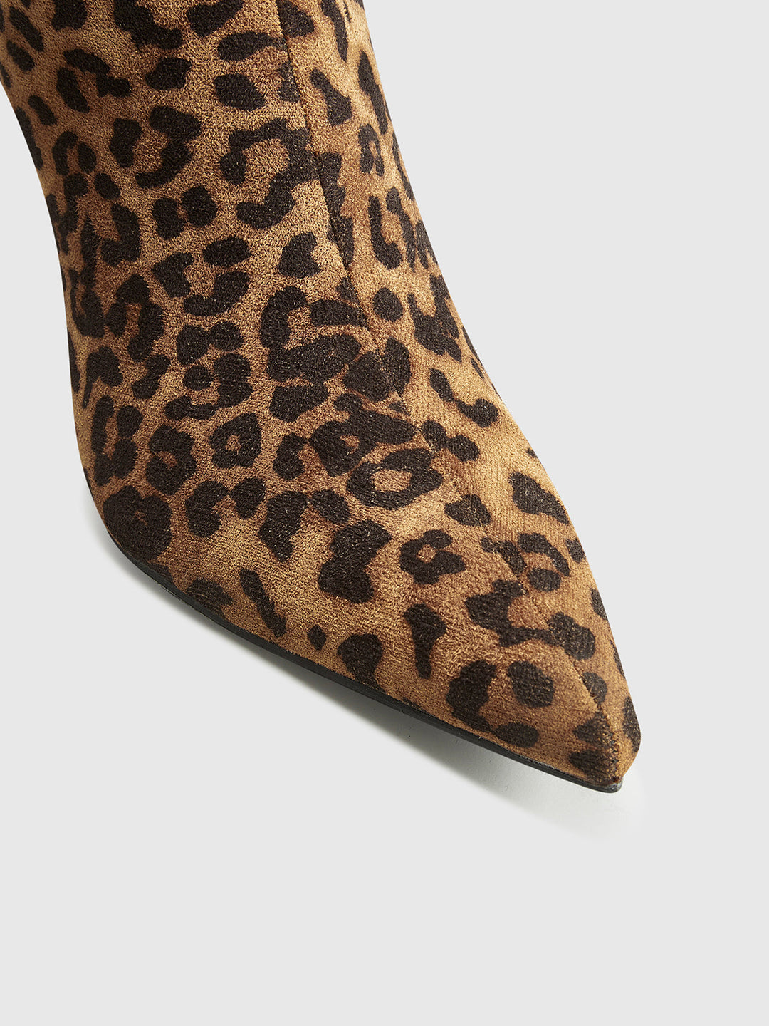 "Knähöga stövlar med leopardmönster, spetsig tå och elegant siluett för kvinnor, perfekt för djärv mode."