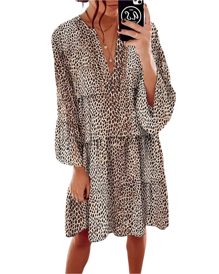 "Knielång kvinnoklänning med V-ringning och leopardsmönster, moderna puffärmar, elegant och djärv design."