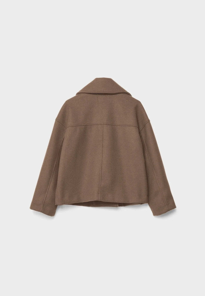 "Kort dubbelknäppt kvinnor kavaj i figursydd stil, modern passform och elegant design, perfekt för chic klädsel."