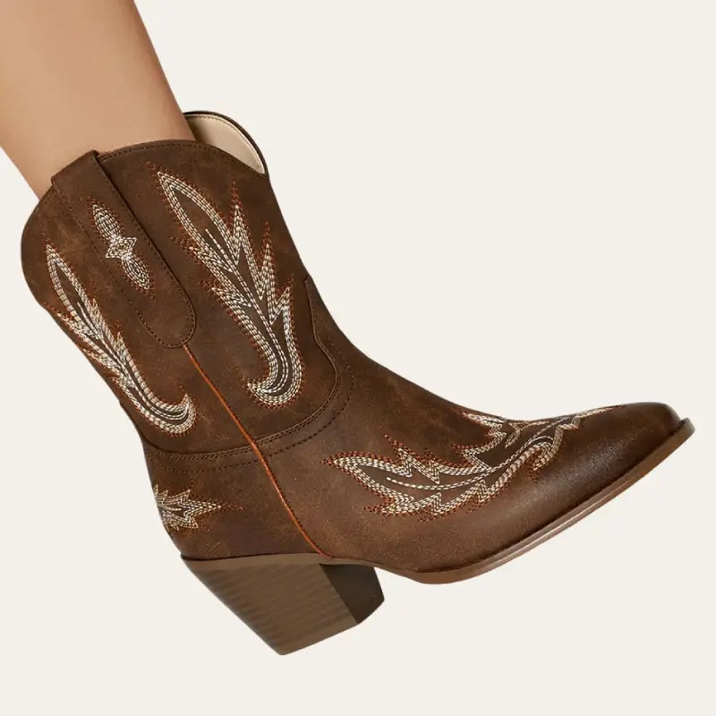 "Korta cowboylaarzen i imitationläder för kvinnor, stilren westernstil med spetsig tå och lutande klack, skobild."