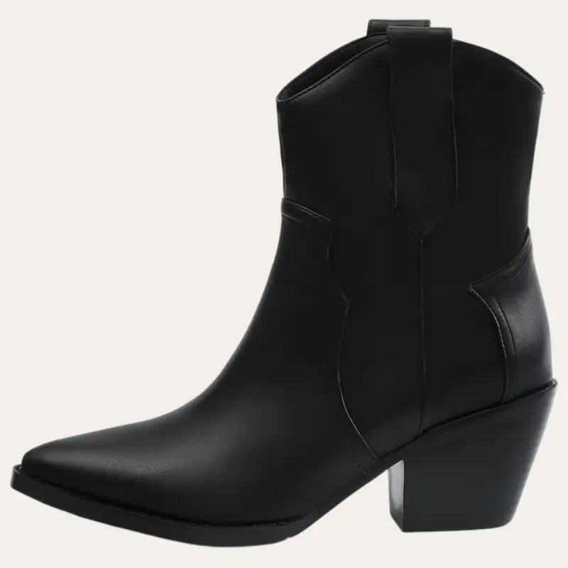 "Korta cowboylaarzen i modern westernstil, imitationläder, med spetssnabb och sned häl, perfekt för trendiga kvinnor."