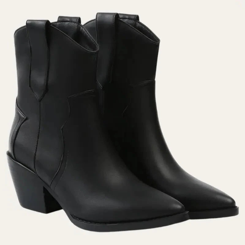 "Korta cowboylaarzen i modern westernstil, imitationläder, med spetssnabb och sned häl, perfekt för trendiga kvinnor."