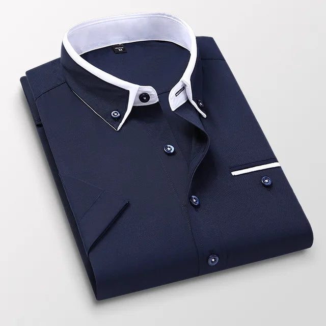 "Kortärmad herrskjorta med klassisk vik-krage, bomull-polyester, elegant & mångsidig stil för alla tillfällen."