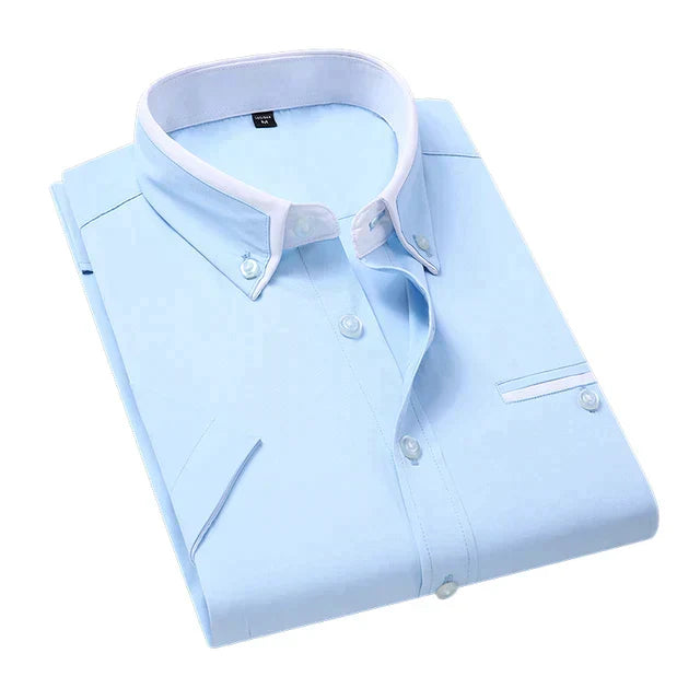 "Kortärmad herrskjorta med klassisk vik-krage, bomull-polyester, elegant & mångsidig stil för alla tillfällen."