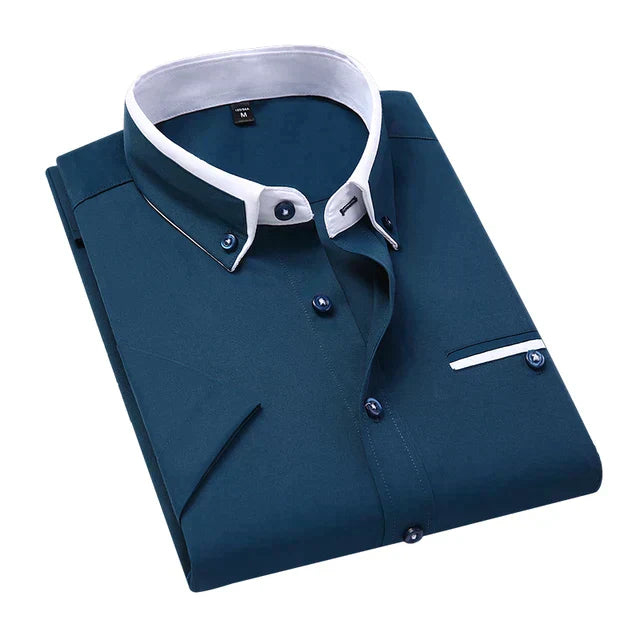 "Kortärmad herrskjorta med klassisk vik-krage, bomull-polyester, elegant & mångsidig stil för alla tillfällen."