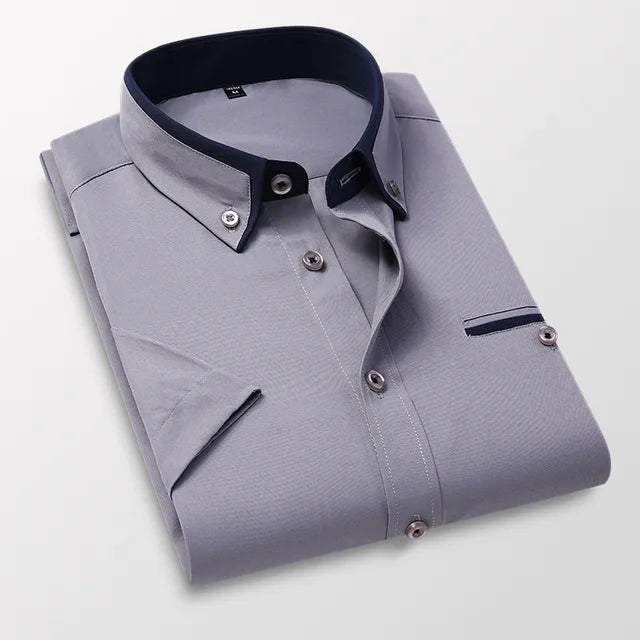 "Kortärmad herrskjorta med klassisk vik-krage, bomull-polyester, elegant & mångsidig stil för alla tillfällen."