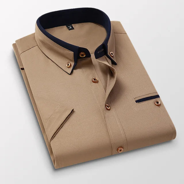 "Kortärmad herrskjorta med klassisk vik-krage, bomull-polyester, elegant & mångsidig stil för alla tillfällen."