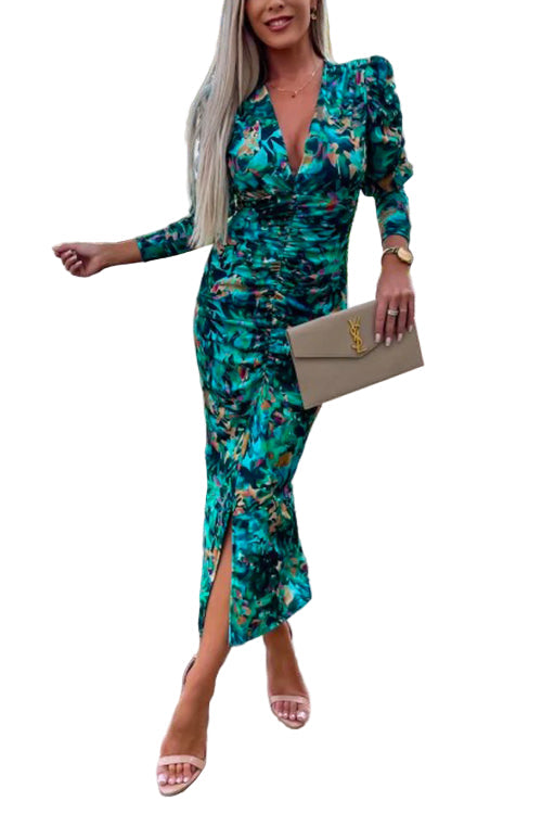 "Kroppsnära bodycon klänning med djup V-ringning och lång ärm, elegant rynkad design för sofistikation."