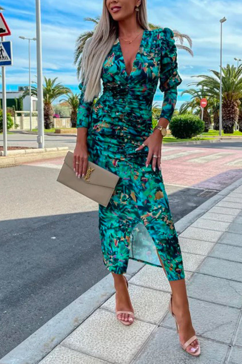 "Kroppsnära bodycon klänning med djup V-ringning och lång ärm, elegant rynkad design för sofistikation."