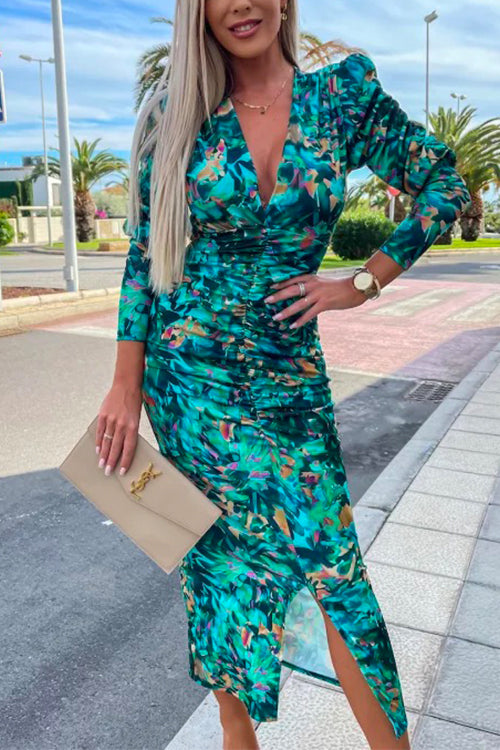 "Kroppsnära bodycon klänning med djup V-ringning och lång ärm, elegant rynkad design för sofistikation."