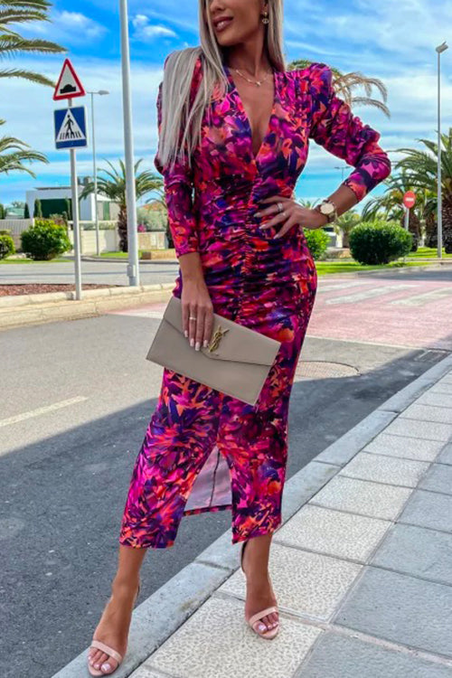 "Kroppsnära bodycon klänning med djup V-ringning och lång ärm, elegant rynkad design för sofistikation."