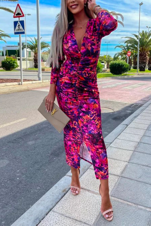 "Kroppsnära bodycon klänning med djup V-ringning och lång ärm, elegant rynkad design för sofistikation."