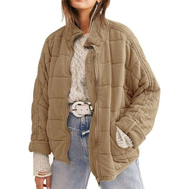 "Kviltad damjacka med elegant silhuett, perfekt vår/höst, i beige, blå eller grå. Stilren och tidlös design."
