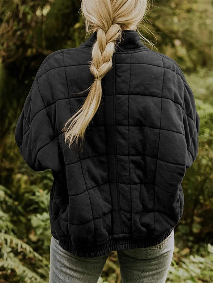 "Kviltad damjacka med elegant silhuett, perfekt vår/höst, i beige, blå eller grå. Stilren och tidlös design."