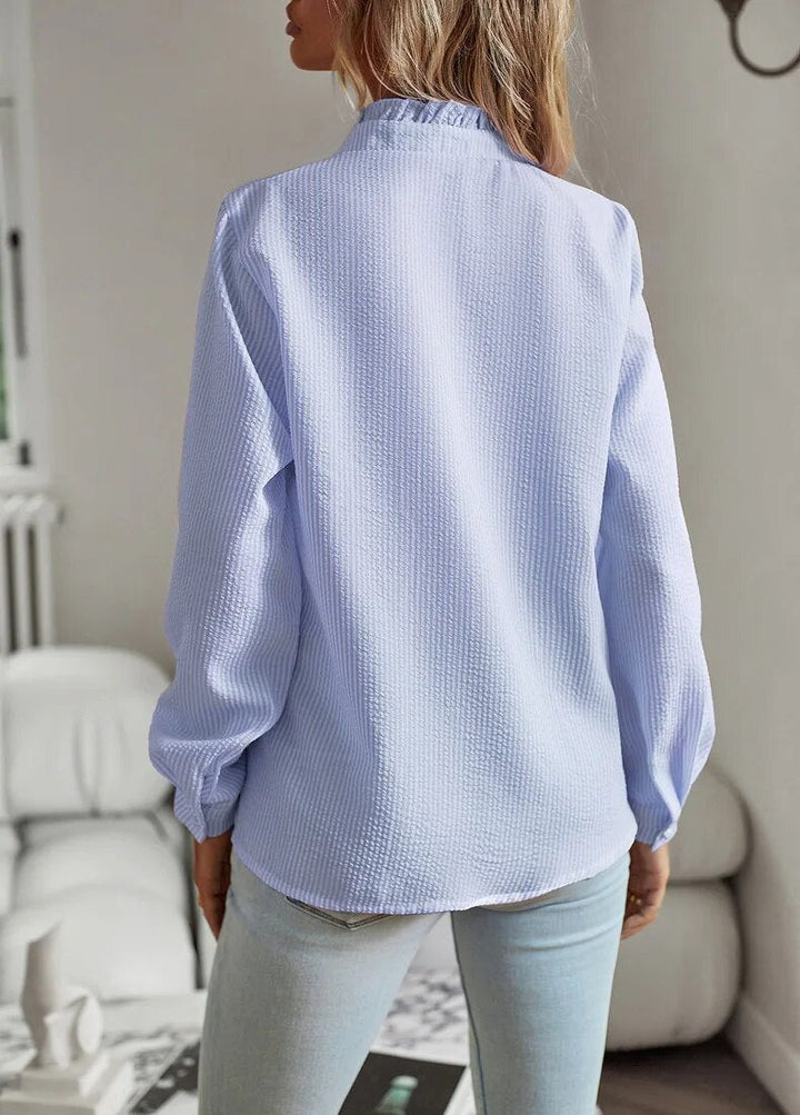 "Kvinna Ruffle Långärmad Skjorta i mjukt tyg, elegant feminin design med ruffle-detaljer, perfekt för olika tillfällen."
