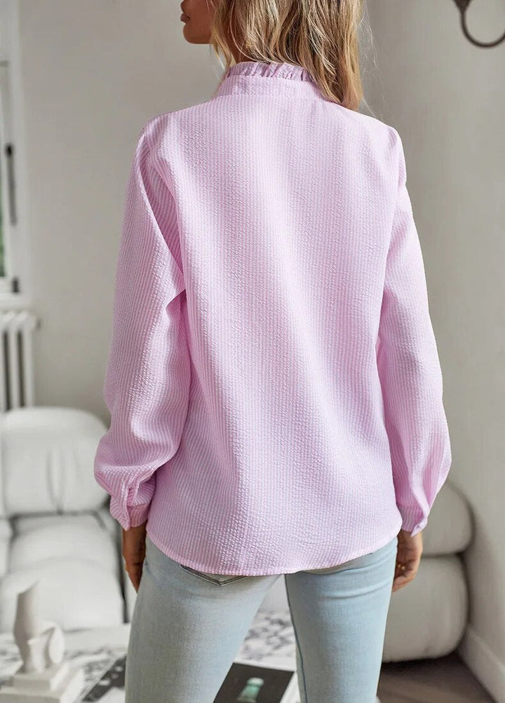 "Kvinna Ruffle Långärmad Skjorta i mjukt tyg, elegant feminin design med ruffle-detaljer, perfekt för olika tillfällen."