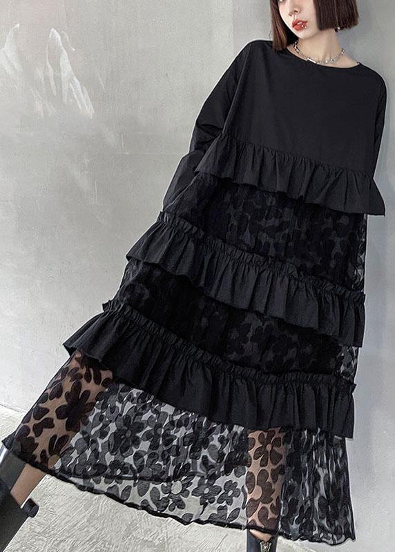 "Kvinna elegant svart höstklänning med volanger, långa ärmar och figursmickrande silhuett, perfekt för alla tillfällen."