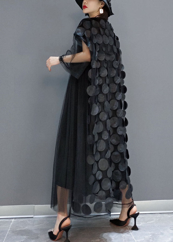 "Kvinna i asymmetrisk tulle klänning med O-hals och halvärm, elegant design för sommarfest eller bröllop."