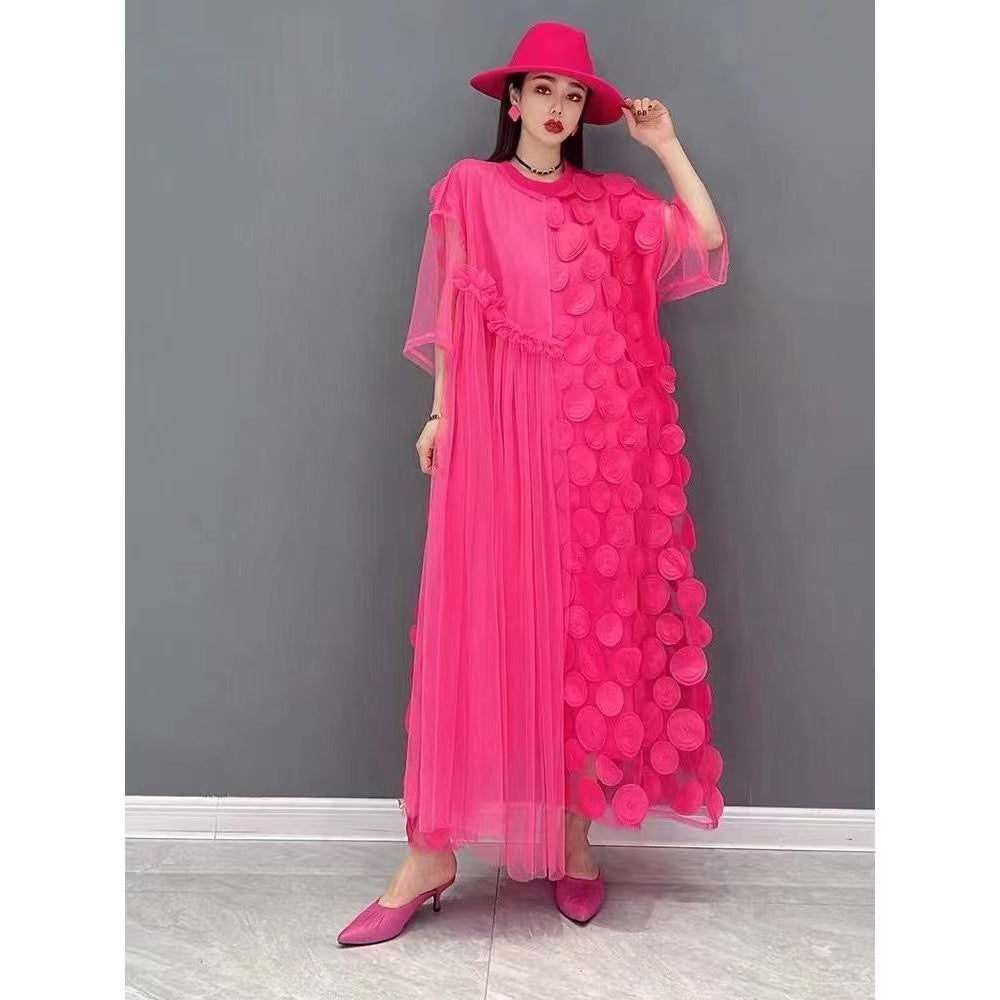"Kvinna i asymmetrisk tulle klänning med O-hals och halvärm, elegant design för sommarfest eller bröllop."