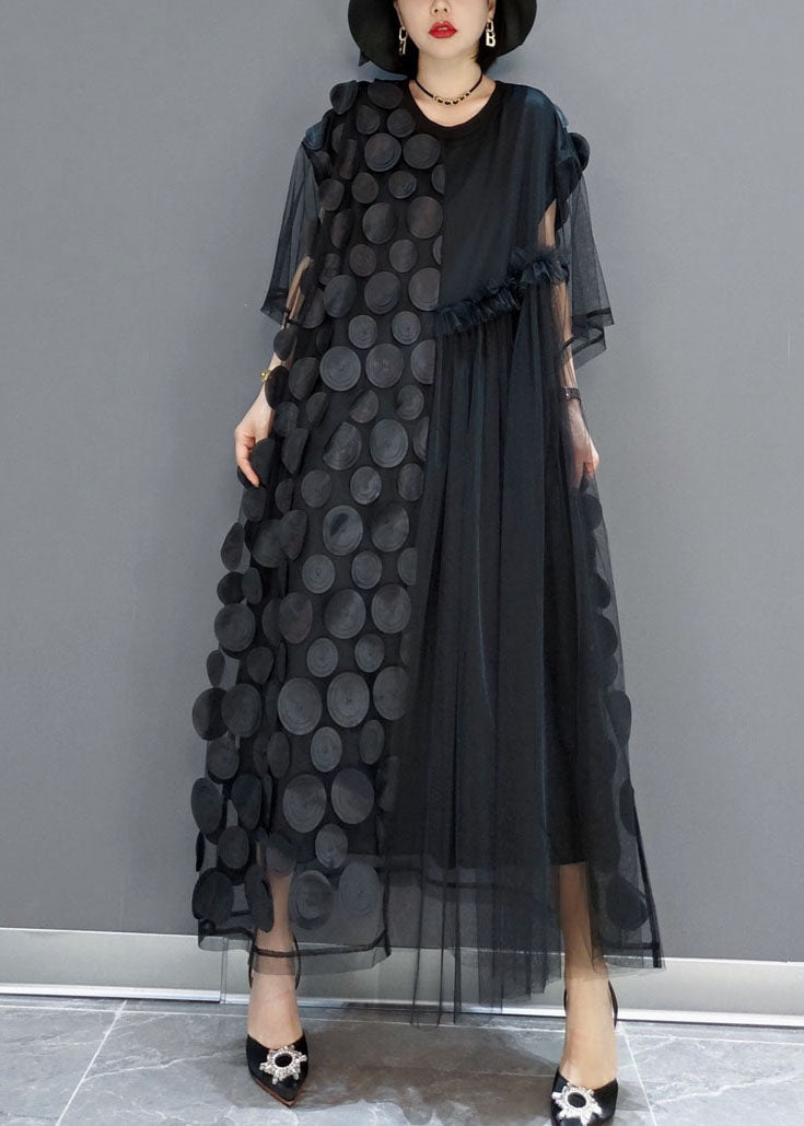"Kvinna i asymmetrisk tulle klänning med O-hals och halvärm, elegant design för sommarfest eller bröllop."