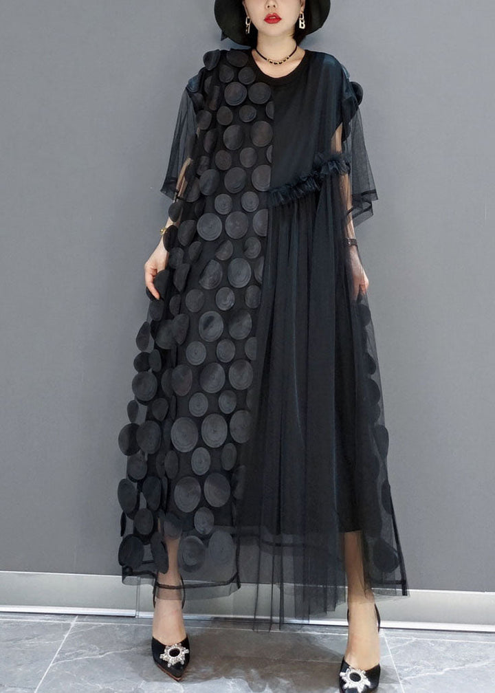 "Kvinna i asymmetrisk tulle klänning med O-hals och halvärm, elegant design för sommarfest eller bröllop."