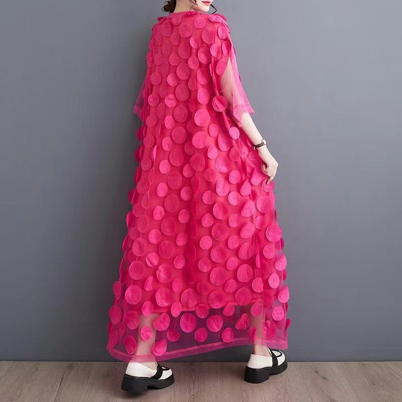 "Kvinna i asymmetrisk tulle klänning med O-hals och halvärm, elegant design för sommarfest eller bröllop."