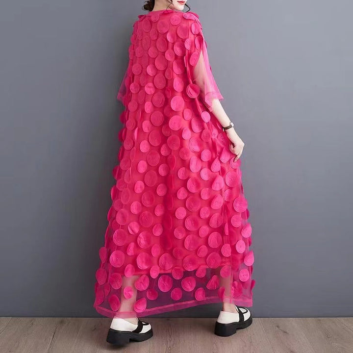 "Kvinna i asymmetrisk tulle klänning med O-hals och halvärm, elegant design för sommarfest eller bröllop."