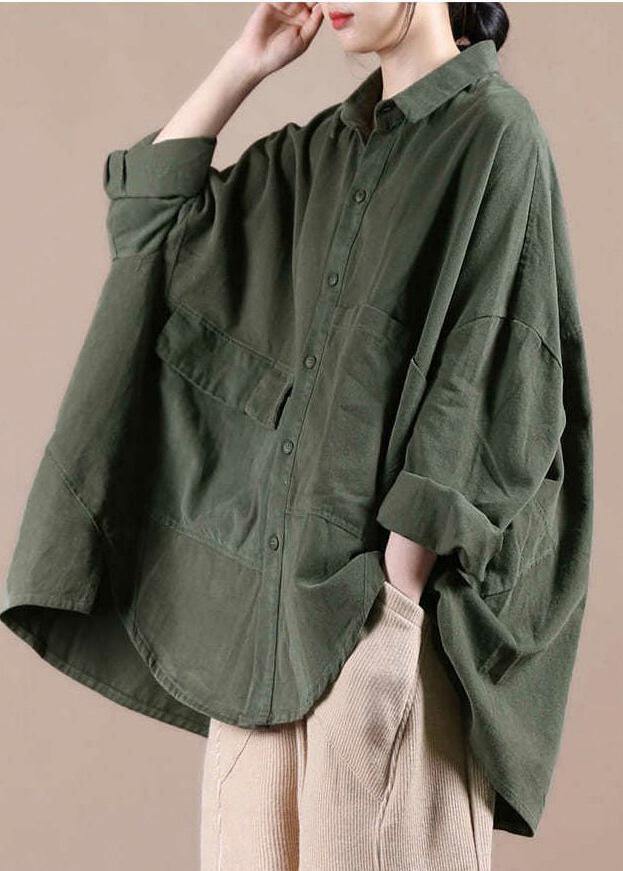 "Kvinna i chic grön kappa med moderna batwing ärmar, perfekt för formella och avslappnade tillfällen."