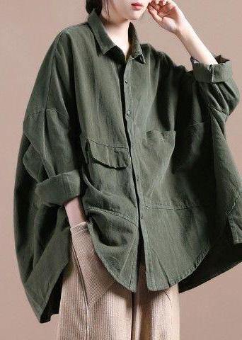 "Kvinna i chic grön kappa med moderna batwing ärmar, perfekt för formella och avslappnade tillfällen."