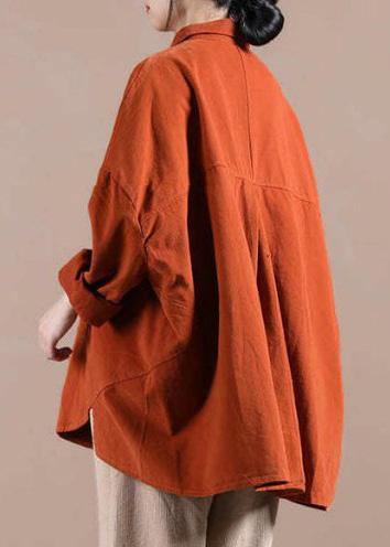 "Kvinna i chic grön kappa med moderna batwing ärmar, perfekt för formella och avslappnade tillfällen."