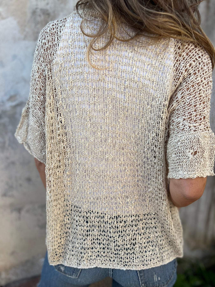 "Kvinna texturerad V-hals topp, elegant design, chic stil, subtila knapdetaljer, komfortabelt material, feminin look"