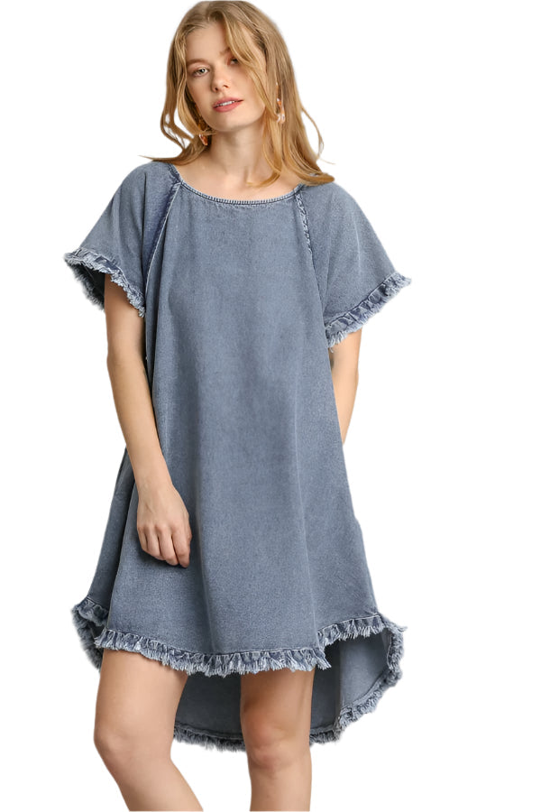 "Kvinno fransad denimklänning med fickor och eleganta fransdetaljer, designad för trendig och avslappnad stil."