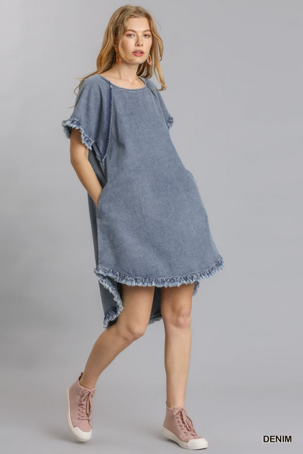 "Kvinno fransad denimklänning med fickor och eleganta fransdetaljer, designad för trendig och avslappnad stil."