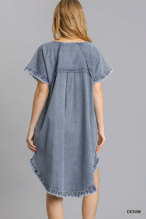"Kvinno fransad denimklänning med fickor och eleganta fransdetaljer, designad för trendig och avslappnad stil."