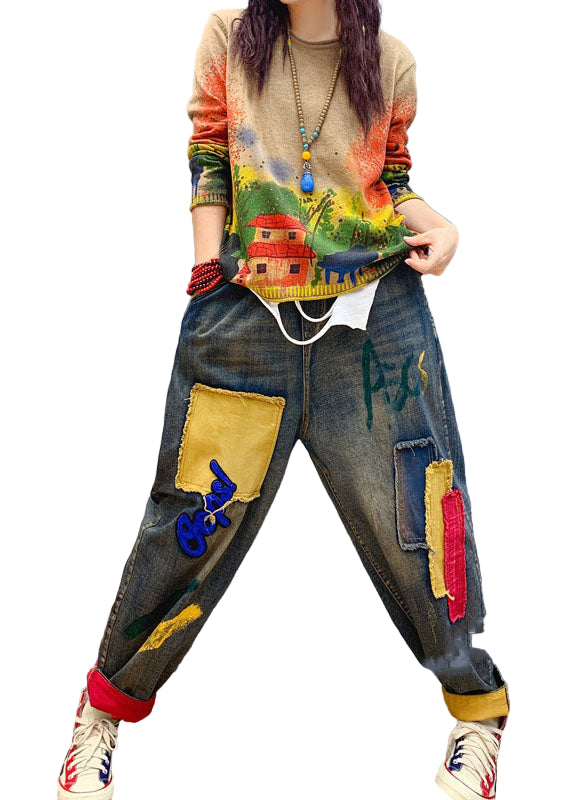 "Kvinnor denim byxor med handgjorda patchdetaljer, elastisk midja, avslappnad passform, blå färg, unik design."
