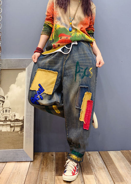 "Kvinnor denim byxor med handgjorda patchdetaljer, elastisk midja, avslappnad passform, blå färg, unik design."