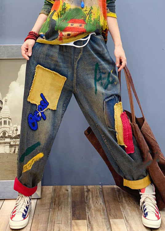 "Kvinnor denim byxor med handgjorda patchdetaljer, elastisk midja, avslappnad passform, blå färg, unik design."