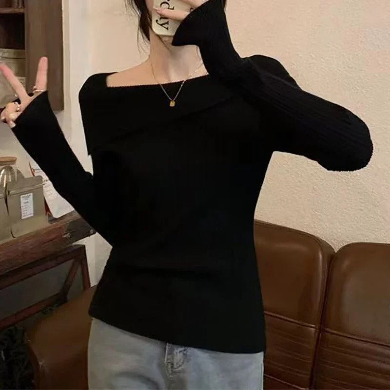 Kvinnor stickad off-shoulder tröja, smal passform, elegant look, mjukt tyg, lyfter fram axlar, perfekt för kalla dagar.