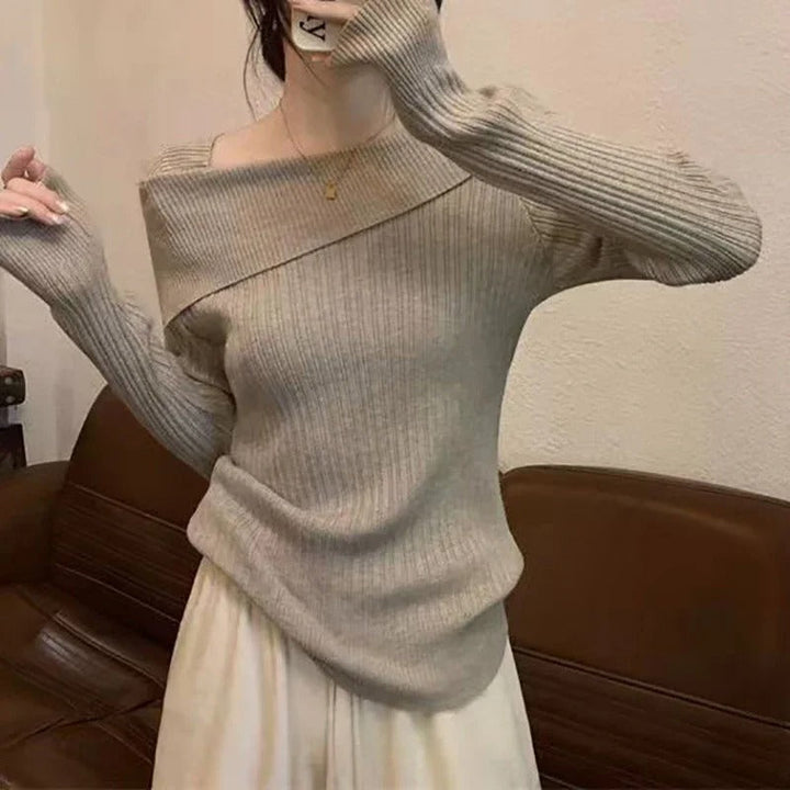 Kvinnor stickad off-shoulder tröja, smal passform, elegant look, mjukt tyg, lyfter fram axlar, perfekt för kalla dagar.