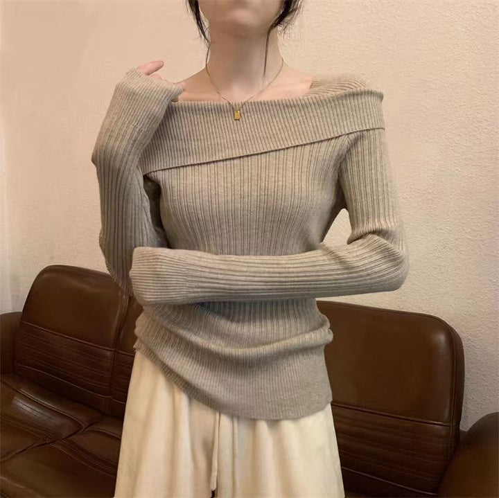 Kvinnor stickad off-shoulder tröja, smal passform, elegant look, mjukt tyg, lyfter fram axlar, perfekt för kalla dagar.