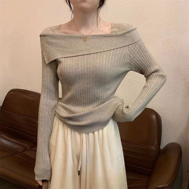 Kvinnor stickad off-shoulder tröja, smal passform, elegant look, mjukt tyg, lyfter fram axlar, perfekt för kalla dagar.