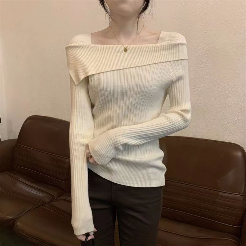 Kvinnor stickad off-shoulder tröja, smal passform, elegant look, mjukt tyg, lyfter fram axlar, perfekt för kalla dagar.