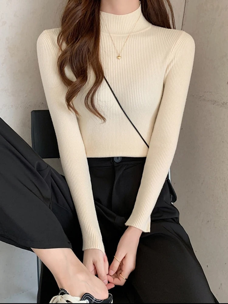 "Kvinnor stickad pullover, mockanacke, chic design, mjuk grått tyg, elegant och tidlöst plagg för alla tillfällen."