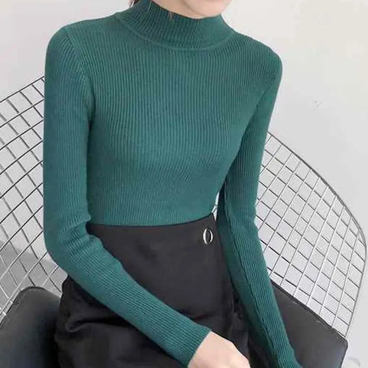 "Kvinnor stickad pullover, mockanacke, chic design, mjuk grått tyg, elegant och tidlöst plagg för alla tillfällen."
