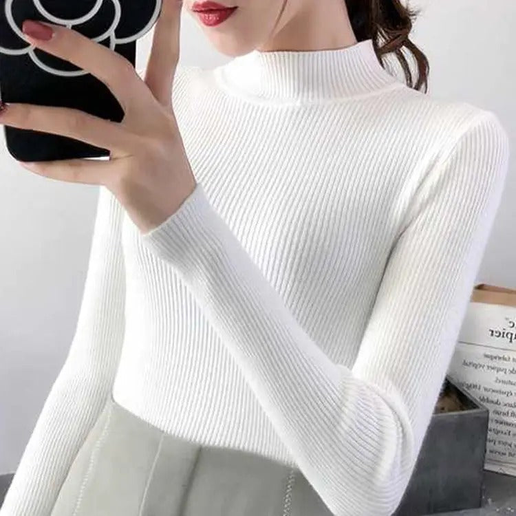 "Kvinnor stickad pullover, mockanacke, chic design, mjuk grått tyg, elegant och tidlöst plagg för alla tillfällen."