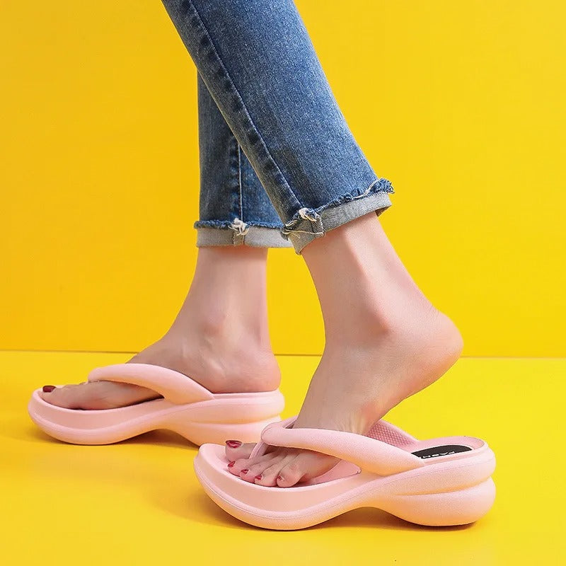 Damtofflor med kilklackar i vit, rosa och svart, slip-on modell perfekt för stranden och stadslivet.